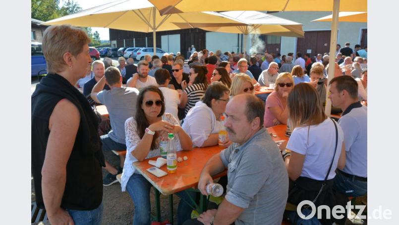 Kein Platz blieb im Freien unbesetzt, so groß war der Besucherandrang am Sonntagnachmittag in Fockenfeld. Bild: jr