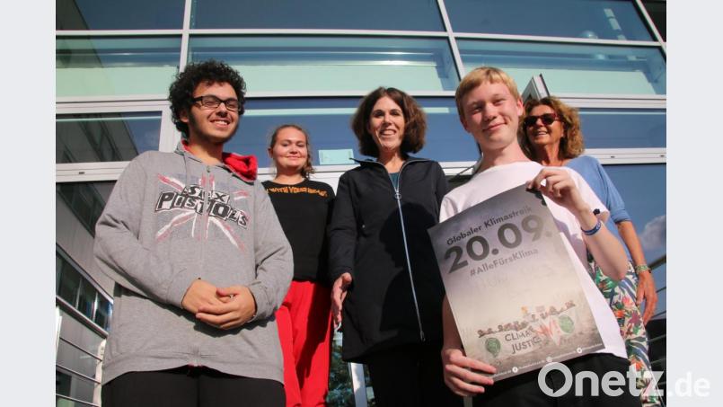 „Fridays for Future“-Aktivisten Tim Ramm (links) und Lukas Prölß (vorne rechts) bekommen Unterstützung durch die „Parents for Future“ mit Magdalena Becher (Mitte) und Anna Süß (rechts). Bild: jrh