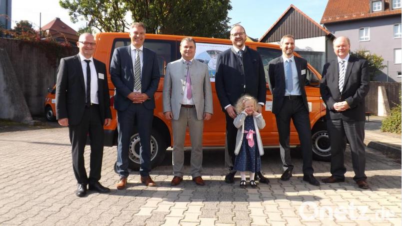 Große Freude über den Besuch aus München. Von links: Oliver Schrempel, Wolfgang Bauer, Präsident des Landesamts in München, Bürgermeister Karlheinz Budnik, Landrat Andreas Meier mit seiner Tochter, Johann Sehner und Dr. Wolfgang Weber von der OTH Amberg-Weiden. Bild: trj