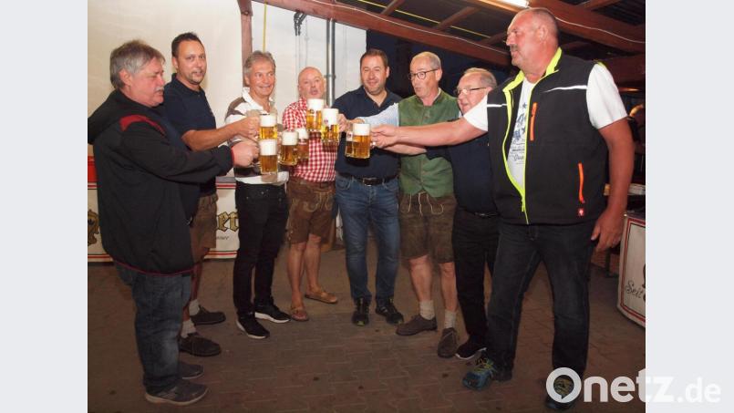 Auf eine zünftige Kirwa stießen Schützenmeister Josef Spies, SV-Vorsitzender Timmy Grunewald, 2. Bürgermeister Josef Weinfurtner, 3. Bürgermeister Gerhard Schnabel, Stefan Eigelsperger vom SV Vilshofen, Bürgermeister Erwin Geitner, Getränkelieferant Walter Mocker und Baummeister Anton Maier (von links) an. Bild: sön