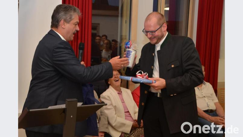 Vom Bürgermeister Andreas Wutzlhofer gab es neben den vielen guten Wünschen obendrein eine städtische Coffee-to-go-Tasse. Bild: dob