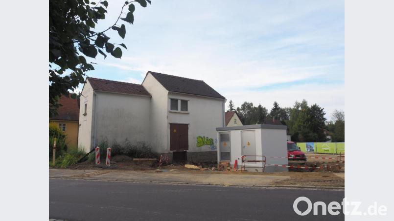 Neben dem alten Gebäude ist die neue Trafostation errichtet worden. Ende September geht die Anlage ans Netz, dann kann auch das alte Gebäude abgerissen werden. Geplant ist auch eine ansprechende Gestaltung der Fläche um die Trafostation. Bild: ws