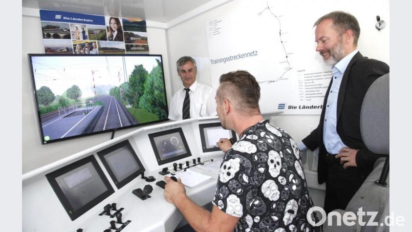 Der 43-jährige Jörg Bernklau saß am Montag erstmals am Fahrsimulator, um sich von Länderbahn-Geschäftsführer Wolfgang Pollety (rechts) und Ausbildungsleiter Kay Steiner (links) in die Bedienungstechnik eines Triebfahrzeuges einweisen zu lassen. Bild: Hirsch