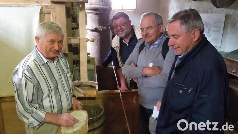 Müller Werner Seidel (links) vom Fränkischen Freilandmuseum erläuterte den Besuchern aus Schnaittenbach den Mahlvorgang in der Mühle. Bild: ads