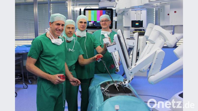 Sie operieren am Klinikum Weiden mit dem modernsten Equipment: (von links) Prof. Dr. Dr. Thomas Bschleipfer (Chefarzt der Urologie), Oberarzt Dr. Martin Sonnek, Prof. Dr. Theodor Klotz (Chefarzt der Urologie) und Prof. Dr. Karl-Heinz Dietl (Chefarzt der Klinik für Allgemeinchirurgie). Bild: Reindl/Kliniken Nordoberpfalz AG
