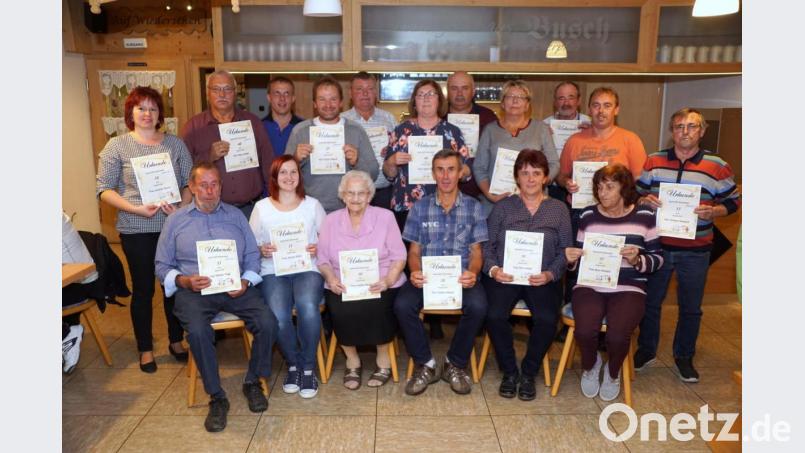 Für langjährige Treue dankte der Karterclub insgesamt 25 Mitgliedern mit Urkunden. Bild: bkr