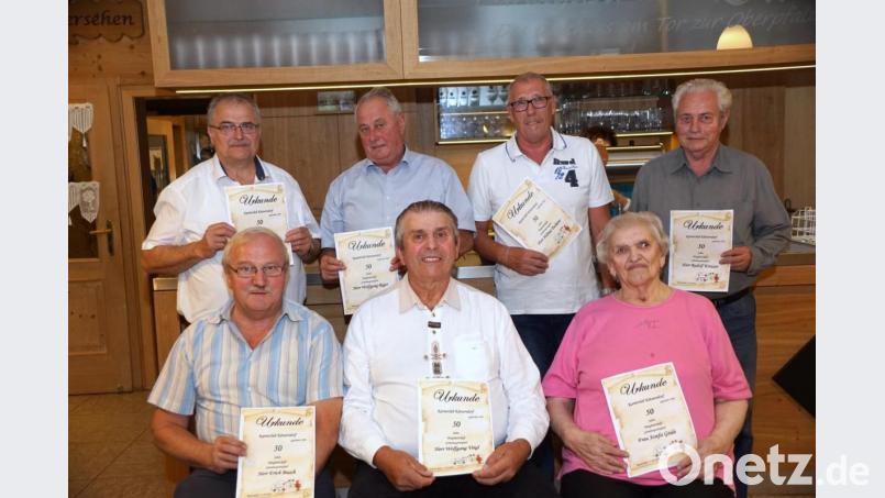 Die Gründungsmitglieder Erich Busch, Vorsitzender Wolfgang Veigl, Josefa Geide (vorne von links), Bruno Busch, Wolfgang Reger, Helmut Pscherer und Rudolf Kreuzer (hinten von links) sind dem Verein seit 50 Jahren verbunden. Bild: bkr