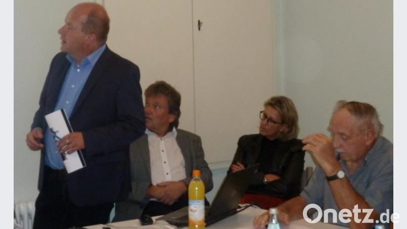 Architekt Walter Edenhofer (von links) stellte zusammen mit Josef und Brigitte Eglseder von der Sonnenwohnbau GmbH die &quot;Idee des Projekts&quot; vor. Bild: Portner