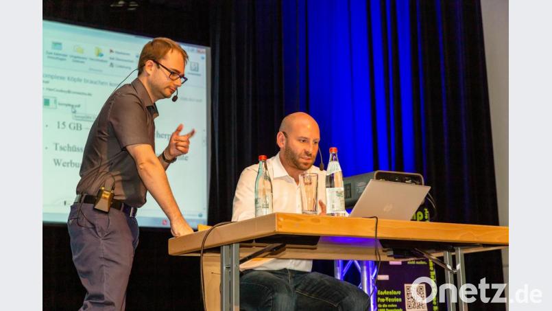 Kevin Schmitz (links) gab beim &quot;Live-Hacking&quot; in der Nordgauhalle den &quot;bösen Hacker&quot;, sein Kollege Markus Tröscher das unbedarfte &quot;Opfer&quot;. Bild: sus
