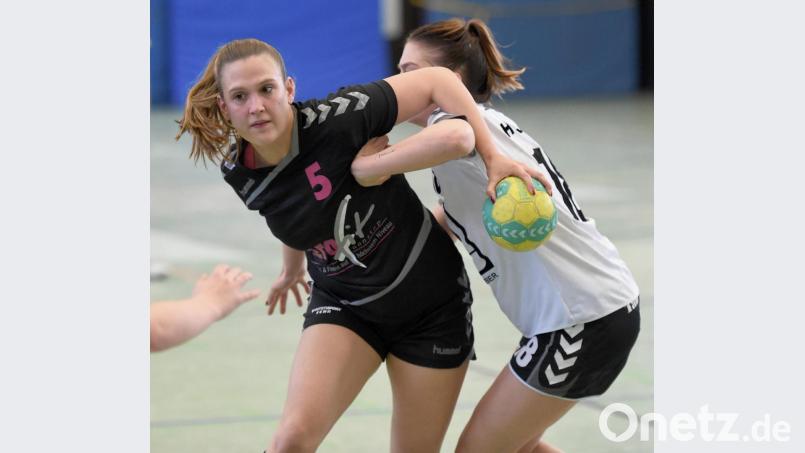 Tamara Hauer (links) greift nach einer Babypause wieder an und verstärkt den BOL-Kader des HC Weiden. Bild: A. Schwarzmeier