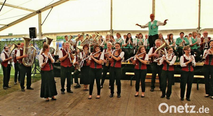 Den Frühschoppen am Sonntag beim Oktoberfest des Sportvereiins gestalteten der Musikverein Leithaprodersdorf und die Jugendblaskapelle Nabburg im voll besetzten Zelt im Wechsel und zeitweise auch gemeinsam. Besonders für die Darbietungen im Gesamtchor erhielten die Musikerinnen und Musiker stürmische Ovationen von den begeisterten Gästen. Bild: bph