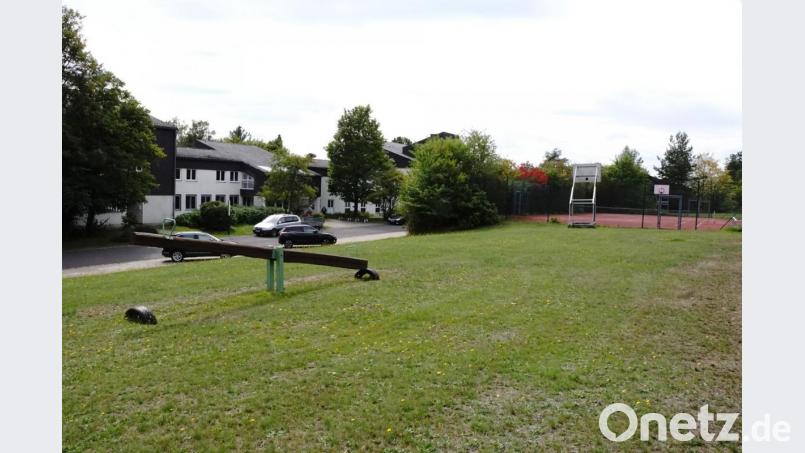 Die Nordansicht mit Tennisplatz. Bild: bkr