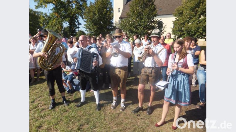 Ganz ohne Technik brachten die Kirwamusikanten Stimmung unter Jung und Alt. Bild: ibj