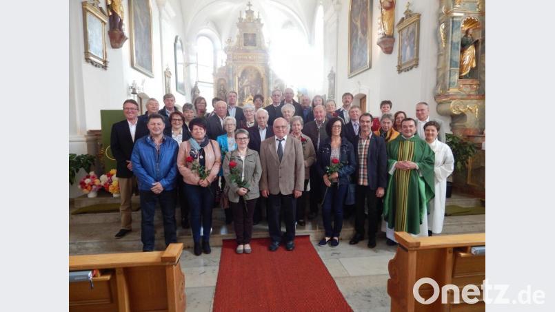 Pfarrer Konrad Amschl, die Pastoralreferentin Maria Wagner und die Pfarrgemeinderatssprecher Markus Fichtner (Bärnau), Theresia Meindl (Hohenthan) und Monika Wild (Schwarzenbach) verteilten nach dem Gottesdienst rote Rosen an die 15 Ehepaare, die in diesem Jahr ein 25-, 40-, 50-, oder 60-jähriges Ehejubiläum hatten bzw. noch haben. Bild: exb