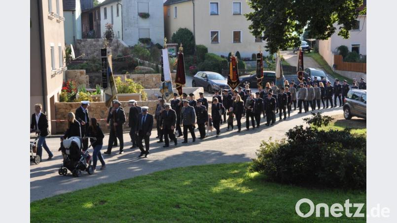 Viele Vereinsabordnungen und Gäste aus der Umgebung kamen zum Patrozinium St. Matthäus mit anschließendem Jubiläum 30 Jahre Dorffest Altentreswitz. Bild: dob