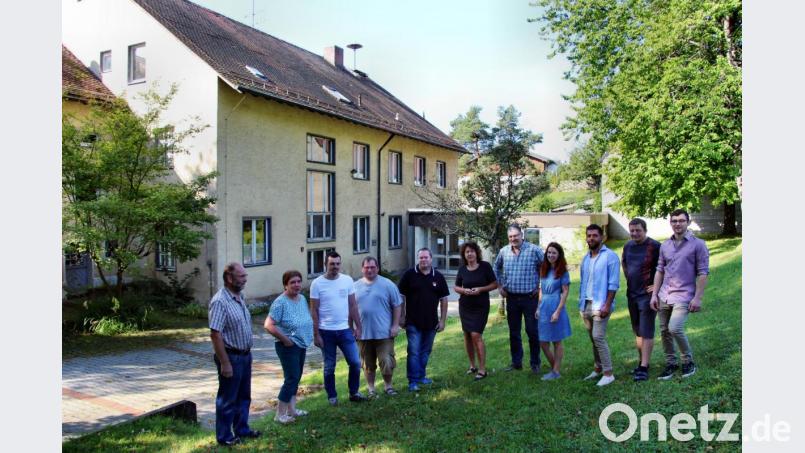 Am Schulhaus Etzelwang trifft sich ein Teil der potenziellen Bewerber für die Gemeinderatsliste SPD-Freie Wählergemeinschaft. Bild: ds