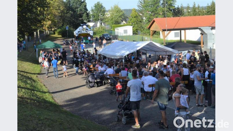 Die Feiermeile vor dem Sportheim der SpVgg. Die Besucher kamen in Scharen. Bild: fz