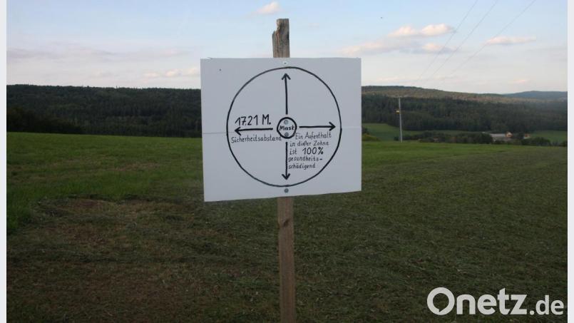 Das Schild nahe der Funkanlage warnt vor Gefahren, die von den Antennen ausgehen sollen. Bild: wro