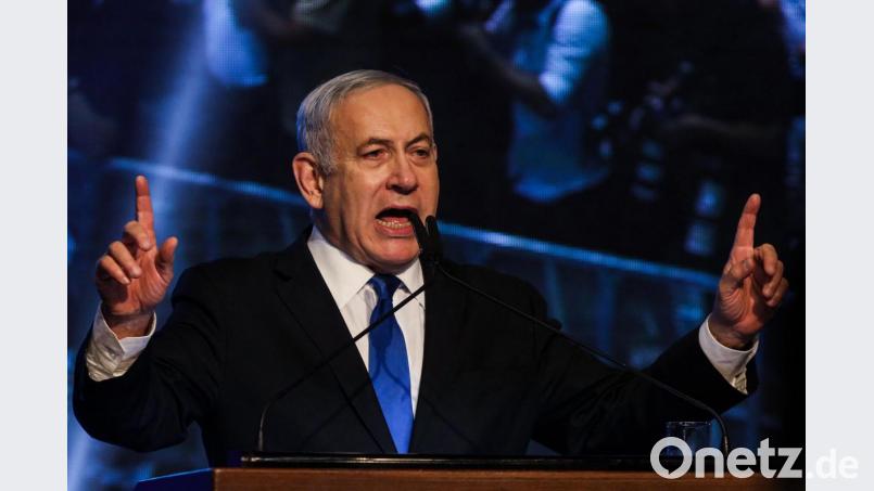Der israelische Ministerpräsident Benjamin Netanjahu spricht nach der Wahl zu seinen Anhängern. Bild: Ilia Yefimovich/dpa