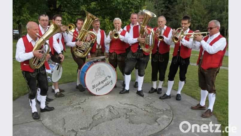 Am Mittelpunkt Mitteleuropas im Flossenbürger Ortsteil Hildweinsreuth treten die Musikanten von der &quot;Blaskapell&#039;n Flossenbürg&quot; auf. Bild: nm