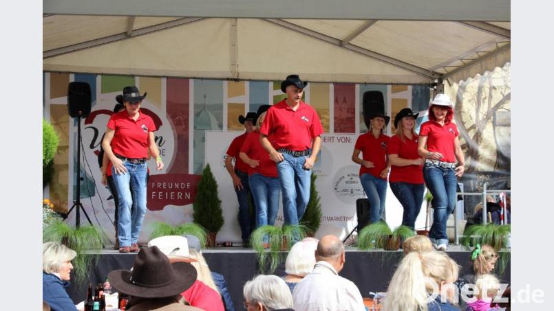 Die Linedancer bringen internationalen Flair auf die Bühne. Bild: Stadtmarketing Weiden