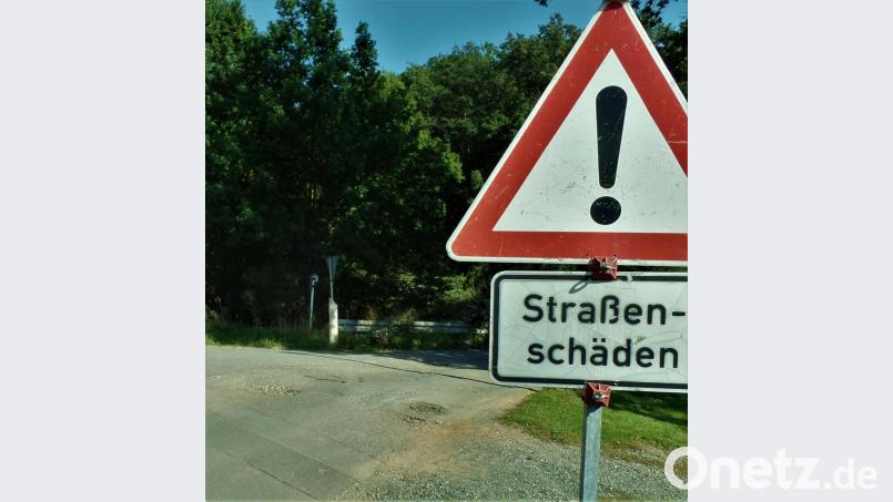 Die Straße auf den Lauterberg ist stellenweise in einem erbärmlichen Zustand. Das soll sich im nächsten Jahr ändern. Bis dahin heißt es: Die Löcher umfahren. Bild: jml