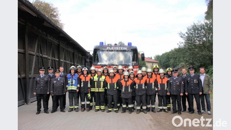 Die Mitglieder beider Löschgruppen freuen sich mit den Schiedsrichtern und den Vertretern der Feuerwehr und der Stadt über die guten Leistungen. Bild: tu