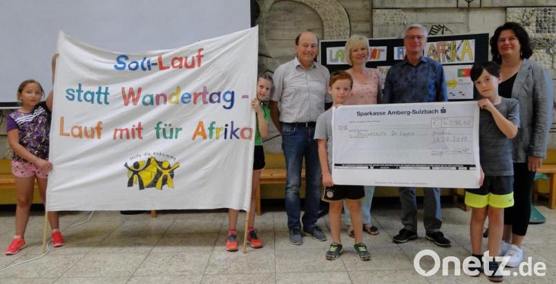 Der Vorsitzende der Projekthilfe Dr. Luppa, Dr. Ulrich Siebenbürger (Zweiter von rechts), nahm die Spende über 4598,62 Euro in Empfang. Bild: u