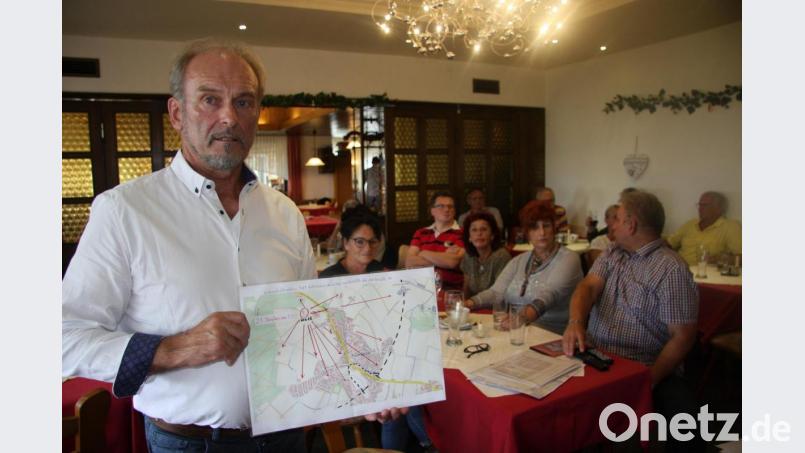 Alfons Höcht ist direkter Nachbar der Anlage. Auf einer Karte hat er vermerkt, wohin sich die Strahlungen ausbreiten. Die davon betroffenen Haushalte hat er persönlich besucht. Bild: wro