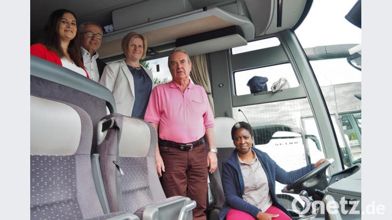 Abosede Priscillia Jersak sitzt am Steuer ihres Omnibusses. Mit dabei (von links) Christina Schönberger, Jobcenter-Geschäftsführer Peter Witt, Sandra Weiß und Omnibusunternehmer Werner Berlinski. Bild: Bühner