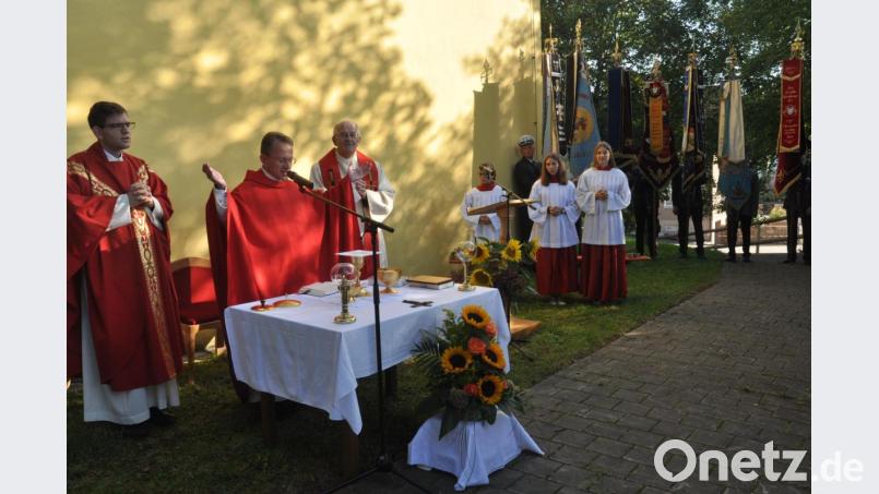 Zum Patrozinium mit anschließendem Jubiläum 30 Jahre Dorffest Altentreswitz schickte der Himmel einen wunderschönen Spätsommertag. Zum Jubiläum war auch Bischöflich Geistlicher Rat Pfarrer Franz Winklmann (rechts) gekommen, der vor 30 Jahren nach Abschluss der Renovierungsarbeiten an der Kirche den Anstoß zu diesem Fest gab. Er zelebrierte die Festmesse mit Dekan Alexander Hösl (Mitte) und Kaplan Alexander Ertl (links). Bild: dob