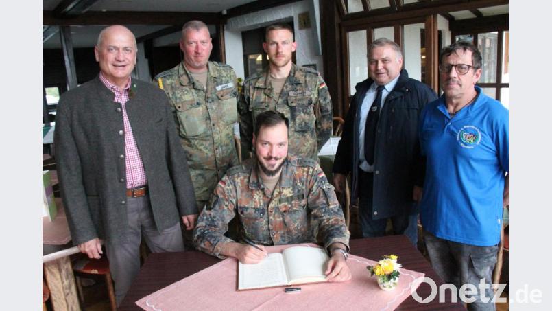 Bürgermeister Walter Schauer, Oberstabsfeldwebel Christian Jagode, Hauptmann Stephan Schmitt, Hans Krämer, Ulrich Knoch (v. links) mit Philip Konieczny beim Eintrag ins Gästebuch der Gemeinde Thanstein. Bild: dl