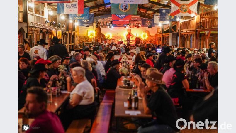 In der Reithalle der &quot;Green Valley Ranch&quot; fühlen sich die Besucher in eine andere Welt versetzt. Bild: rn