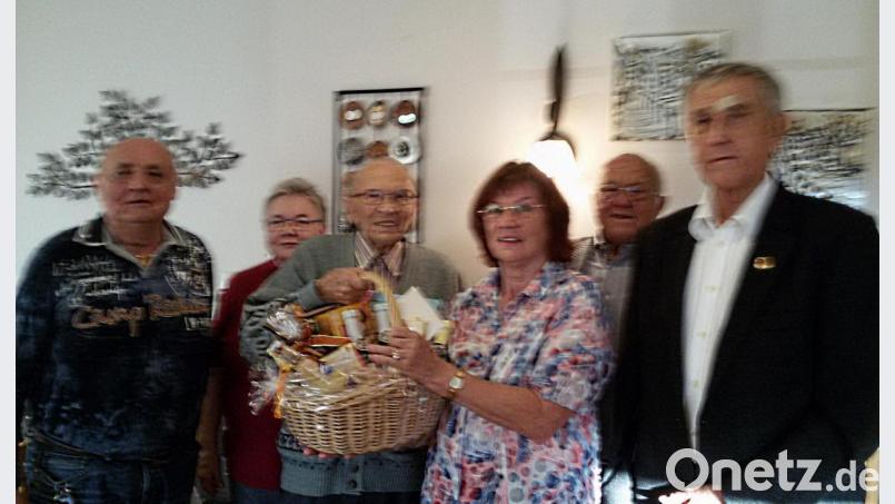 Die Skatfreunde vom Skatclub Coriona gratulieren dem Jubilar Willi Auschner. Bild: Kunz