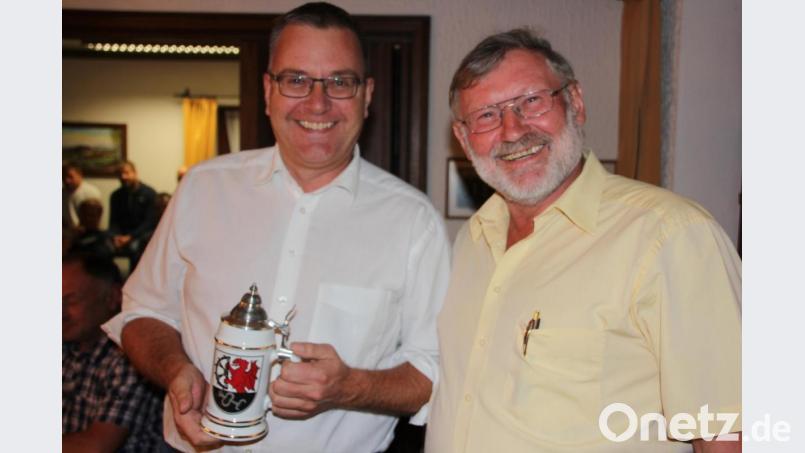 Mit einem Bierkrügerl gratulierte Bürgermeister Josef Schmidkonz Marktrat German Hartmann zu seinem 50. Geburtstag. Bild: kro