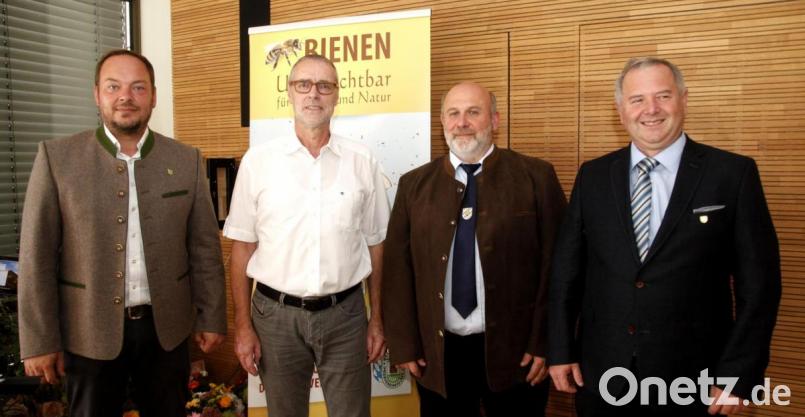 Kreisvorsitzender Ingo Schwieder, Chemiker und Imker Albrecht Friedle, Landesvorsitzender Edmund Hochmuth und Ortsvorsitzender Konrad Grauvogl (von links) sprachen bei der Landesversammlung der bayerischen Imkervereinigung in Schwandorf. Bild: Hirsch