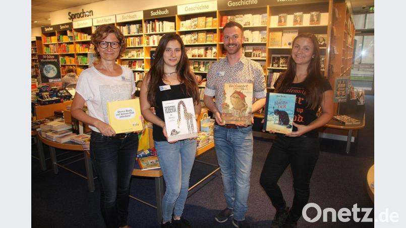 Ihre Lieblings-Kinderbücher stellten Maria Rupprecht, Jörg Stifter, Nina Geyer und Lisa Mages (von links) den Kindergärten vor. Bild: wro