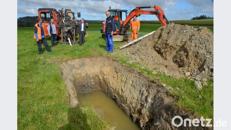 Die städtischen Außendienstmitarbeiter erledigen alle Vorarbeiten, damit die Fachfirmen den Wasserleitungsbau zügig vornehmen können. Bild: dob