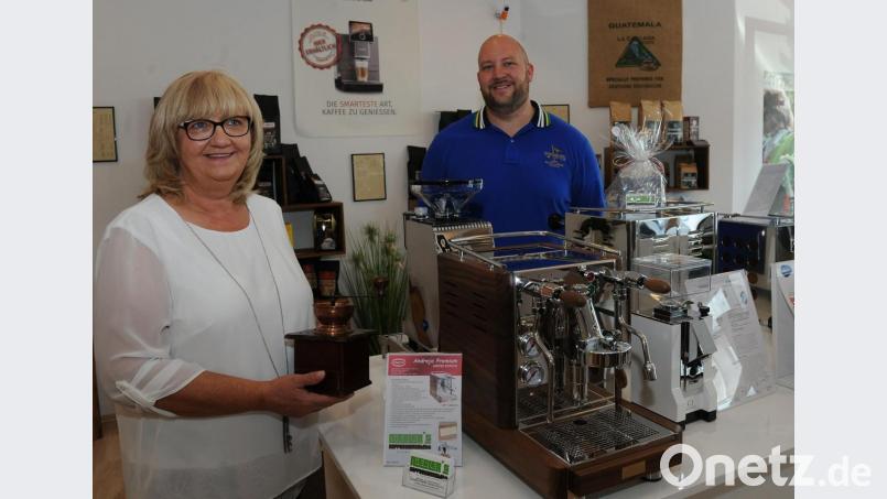 Barbara und Matthias Niebler eröffneten in der Bäumstraße Niebler`s Kaffeewerkstatt und führen Kaffeevollautomaten, Siebträgermaschinen sowie Kaffeesorten vorwiegend regionaler Röster, darunter auch Kaffeemaschinen im ausgefallen Edelholz-Design, wobei Matthias Niebler betont, daß der Korpus dieser Kaffeemaschine (im Vordergrund) tatsächlich aus Massivholz gefertigt ist. Bild: gf