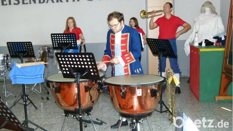 Christoph Ahlemeyer (an der Pauke) ist Komponist des Werks &quot;Eysenbarth&quot;, das der Spielmannszug für die bayerische Meisterschaft für Spielleute einstudiert. Im Hintergrund an der Fanfare Stabführer Reinhard Lößl. Bild: bgl