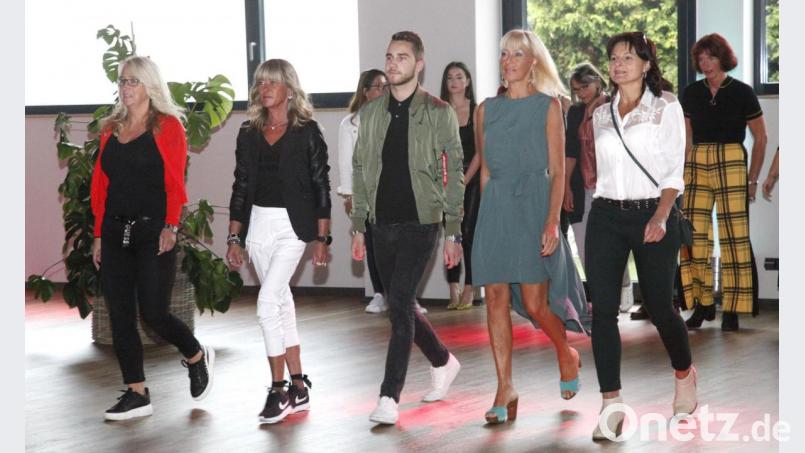 Selbstbewusst bewegten sich die Bewerber beim Model-Casting über den Laufsteg der Tanzschule Theuerl. Bild: Hirsch