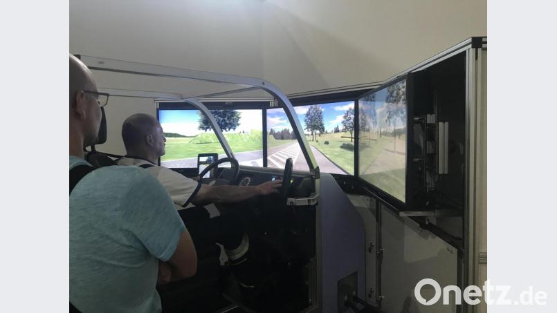 Das Foto zeigt einen Lehrgangsteilnehmer beim Absolvieren einer Einsatzfahrt im Fahrsimulator. Bild: exb/Kreisbrandinspektion Neustadt/WN