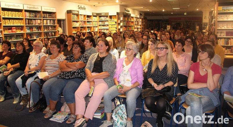 Das Interesse an den neuen Büchern und pädagogischen Hilfsmitteln war erneut groß. Längst reichten nicht alle bereitgestellten Stühle aus, damit jeder Platz fand. Bild: wro