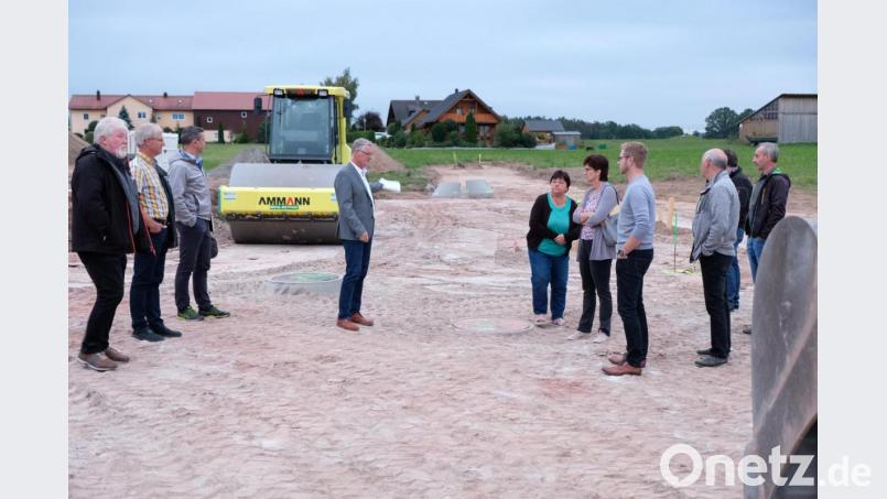 Vorbach baut für die Zukunft. Im Baugebiet "Dornäcker II" werden weitere zehn Bauparzellen, alle im Eigentum der Gemeinde, erschlossen. Beim Ortstermin überzeugt sich der Gemeinderat von den Baufortschritten. Bild: do