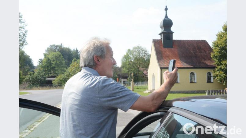 Selbst in der Ortsmitte: Internet gibt es gar keines. Telefonieren ist an manchen Stellen mit Einschränkungen möglich - jedoch nur im Freien. Viele Einwohner wollen dies nicht mehr länger hinnehmen. Bild: Gabi Schönberger