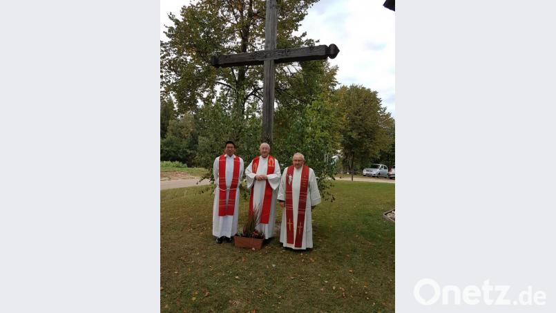 Die Zelebranten des Festgottesdienstes stehen unter dem Jubiläumskreuz aus dem Jahr 2000: (von links) Pater Samuel Patton, Regionaldekan Dr. Josef Zerndl und Monsignore Andreas Straub, der des Öfteren schon die Urlaubsvertretung für Pater Samuel übernahm. Bild: hzi
