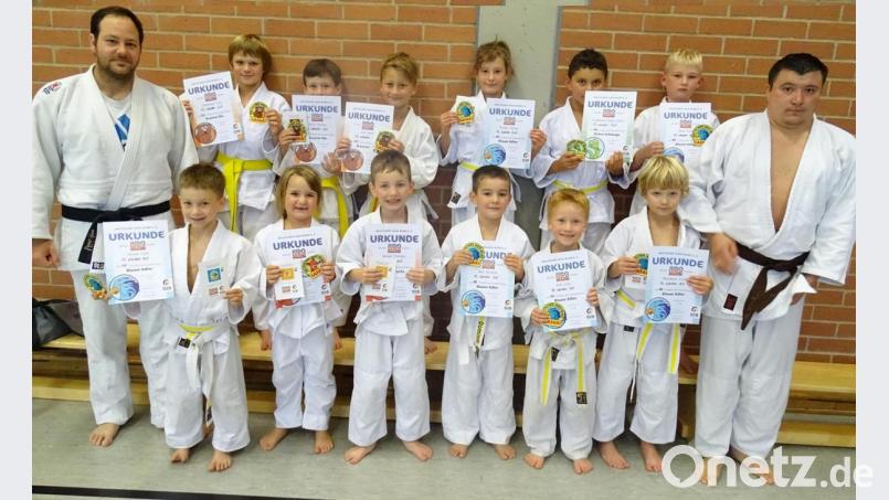Die Judo-Kinder zeigen sich nach der Safari mit Trainer Sandro Troidl und Helfer Andreas Bub stolz. Bild: exb/Rudi Pieleck