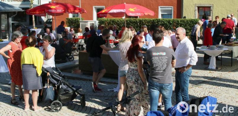 Der CSU-Ortsverband öffnete am Sonntag das „Café-Platzl“ am Markplatz – ein dreistündiges Angebot, das über 100 Flosser annehmen. Bild: exb