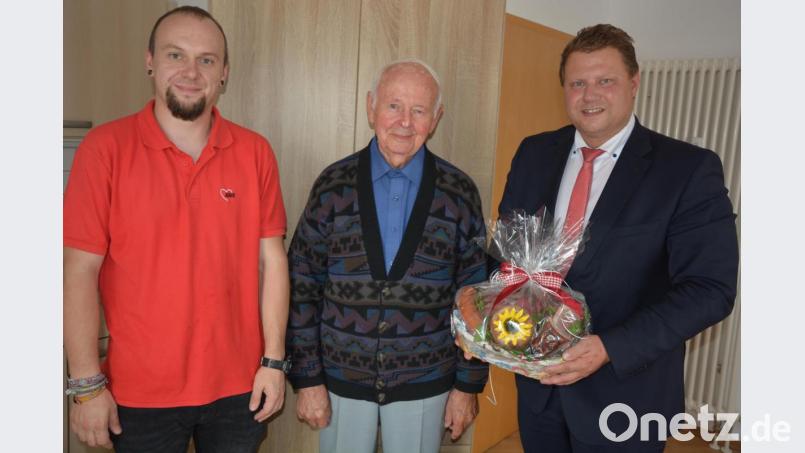 Unser Bild zeigt Franz Baumgartner (Mitte), eingerahmt von 2. Bürgermeister Stefan Grillmeier (rechts) und Wolfgang Hecht, als Vertreter der Arbeiterwohlfahrt, die das Betreute Wohnen betreut und leitet. Bild: jr