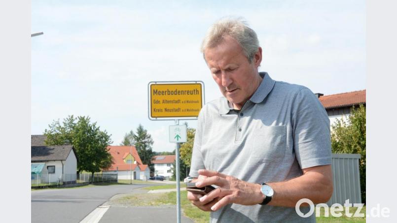 Zum Verzweifeln: Hans Reichl selbst schaltet sein Handy gar nicht mehr ein. &quot;Es bringt ja eh nichts, ich telefoniere nur noch über das Festnetz.&quot; Sorgen macht er sich um die Jugendlichen im Dorf, weil sie ohne Mobilfunk abwandern könnten. Bild: Gabi Schönberger